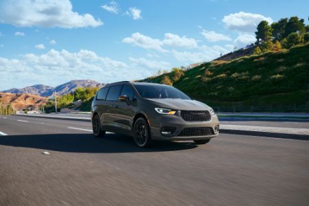 2022-Chrysler-Pacifica-Pinnacle-Van-L20 (2) (1).jpg