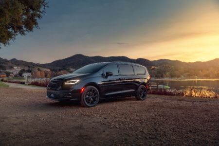 2022-Chrysler-Pacifica-Limited-WheelAddOn-Van-L01 (1).jpg