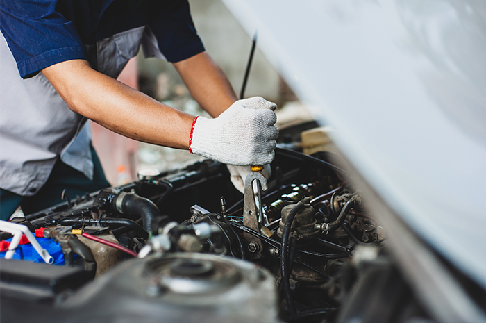 mechanic-repairing-engine