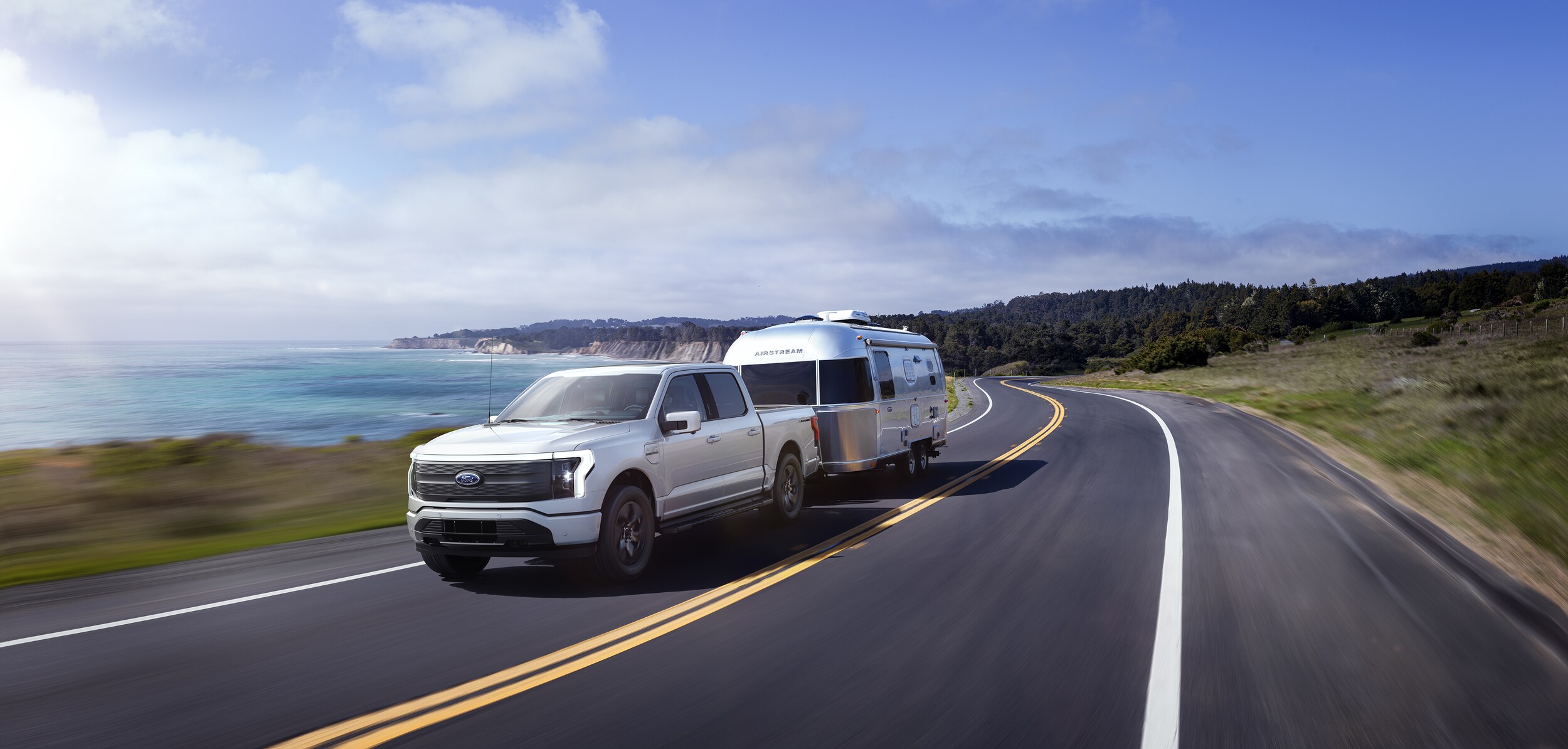 2022-Ford-F150Lightning-Platinum-SuperCrew-Truck-L02.jpg