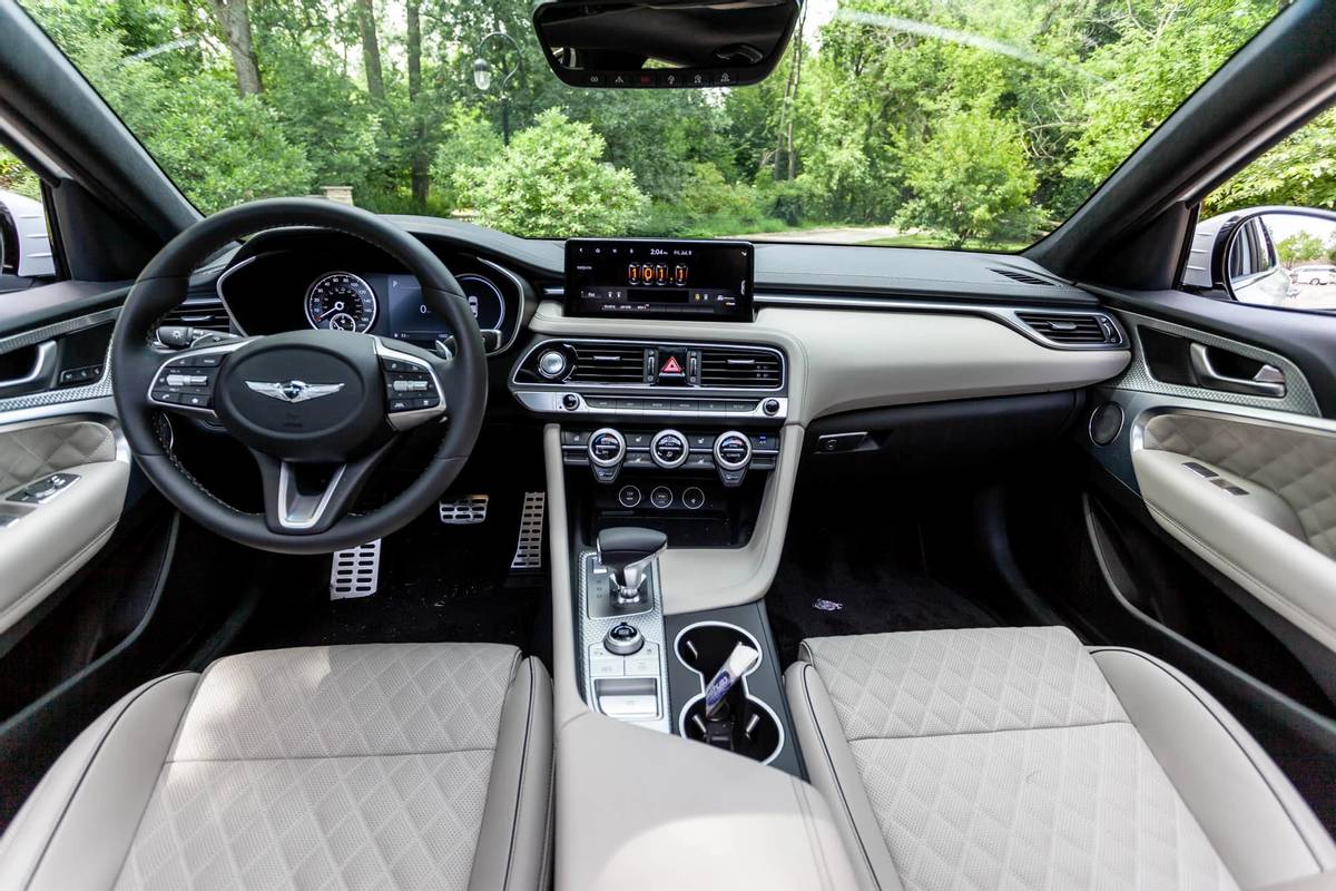 genesis-g70-rwd-3.3t-sport-prestige-2022-17-cockpit-shot--dashboard--front-row--interior.jpg