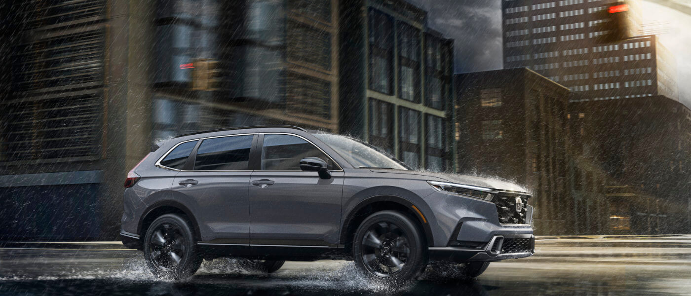 Honda CR-V Driving through the city during rainfall