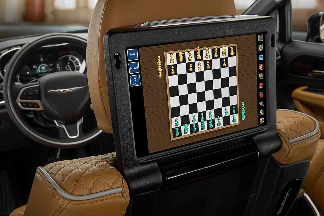 jeux d'échecs à l’écran situé au dos des sièges avant d'une Chrysler Pacifica hybride