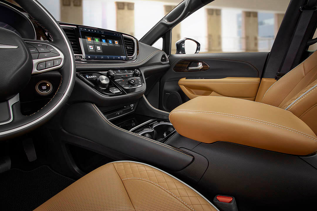 Cockpit avant d'une Chrysler Pacifica hybride incluant ses sièges chauffants et tableau numérique