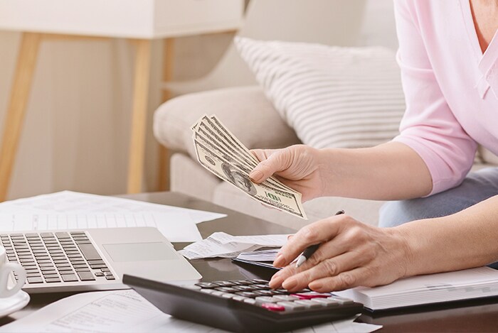 Len Stoler Ford is a Ford Dealership in Owings Mills near Randallstown MD | woman calculating finances