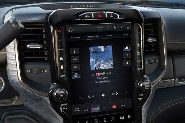 RAM-Commercial-2500-Features-Touchscreen.png