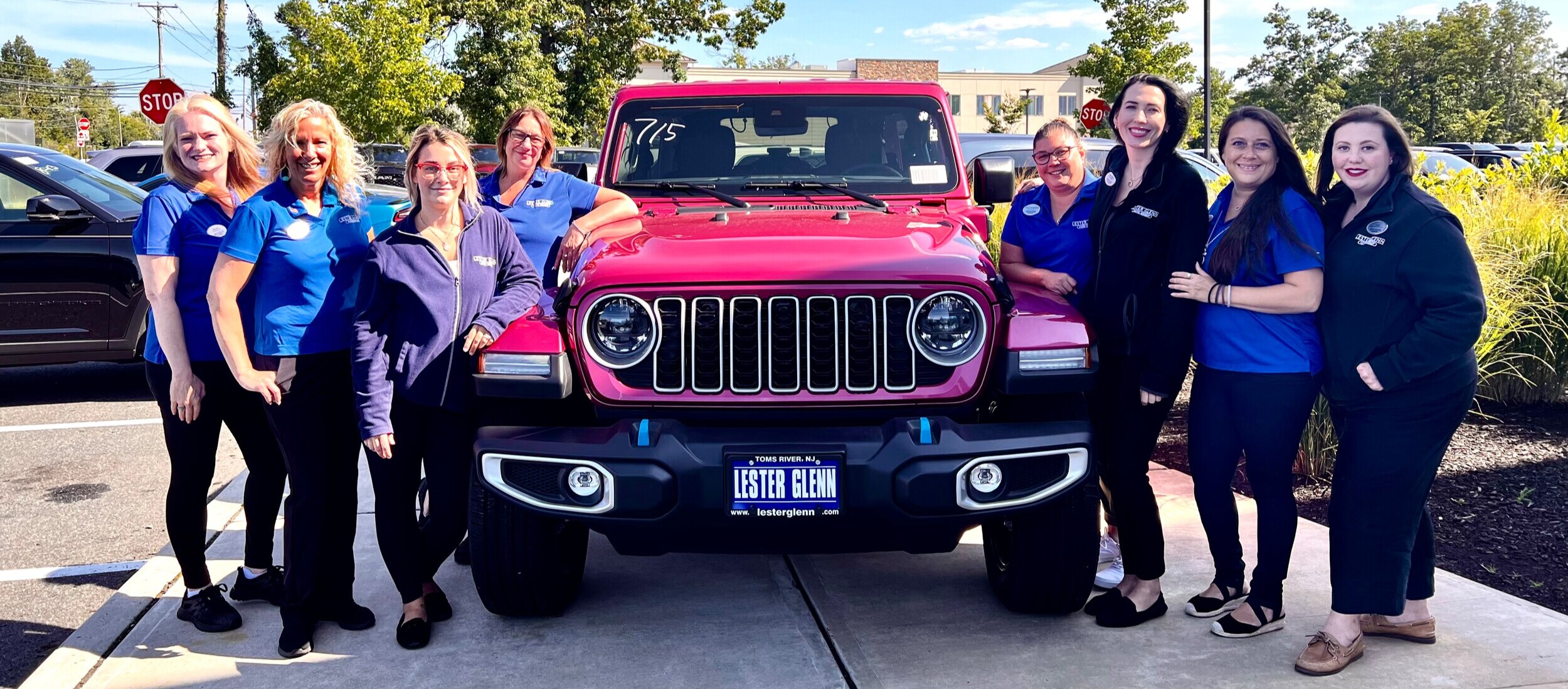 Lester Glenn Chrysler Dodge Jeep RAM women employees pose next to a Wrangler to celebrate the Woman to Woman Program