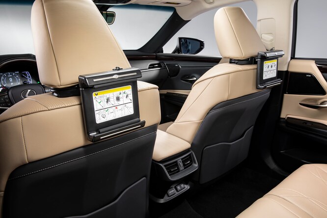 ES_2019_LexusUniversalTabletHolder_HR_03.jpg