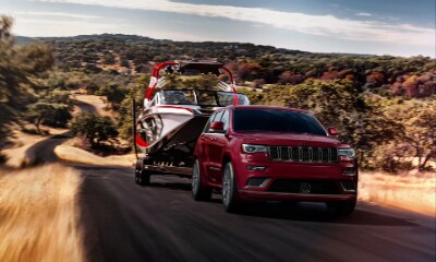 Jeep Grand Cherokee Altitude red Jeep Grand Cherokee Altitude towing a boat