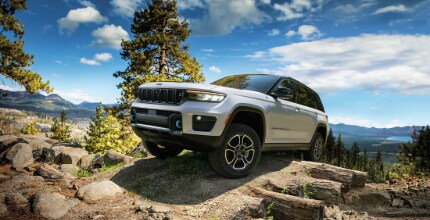 Grand Cherokee 4xe Side View Grand Cherokee 4xe