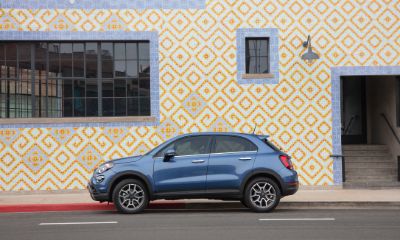Fiat 500X Blue Fiat 500X parked against a patterned yellow wall