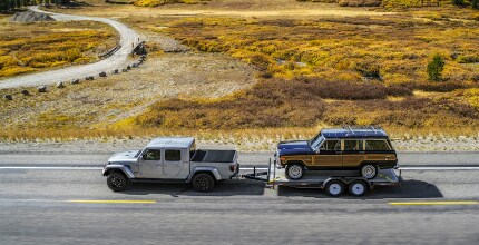 Jeep Gladiator Jeep Gladiator towing a car