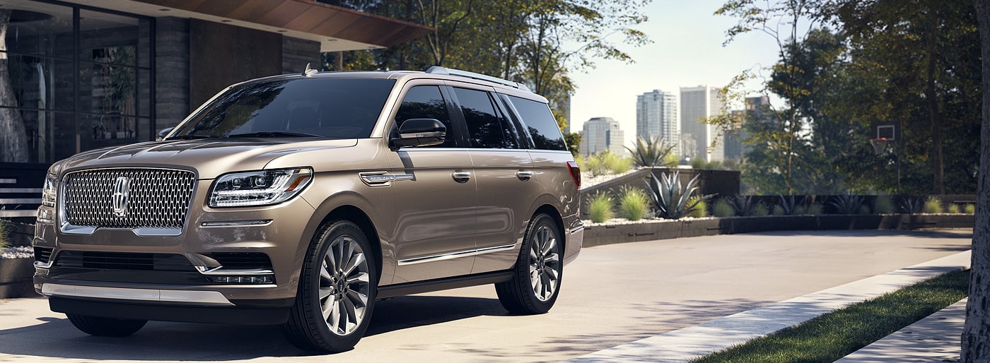2018-Navigator-SUV_01.jpg