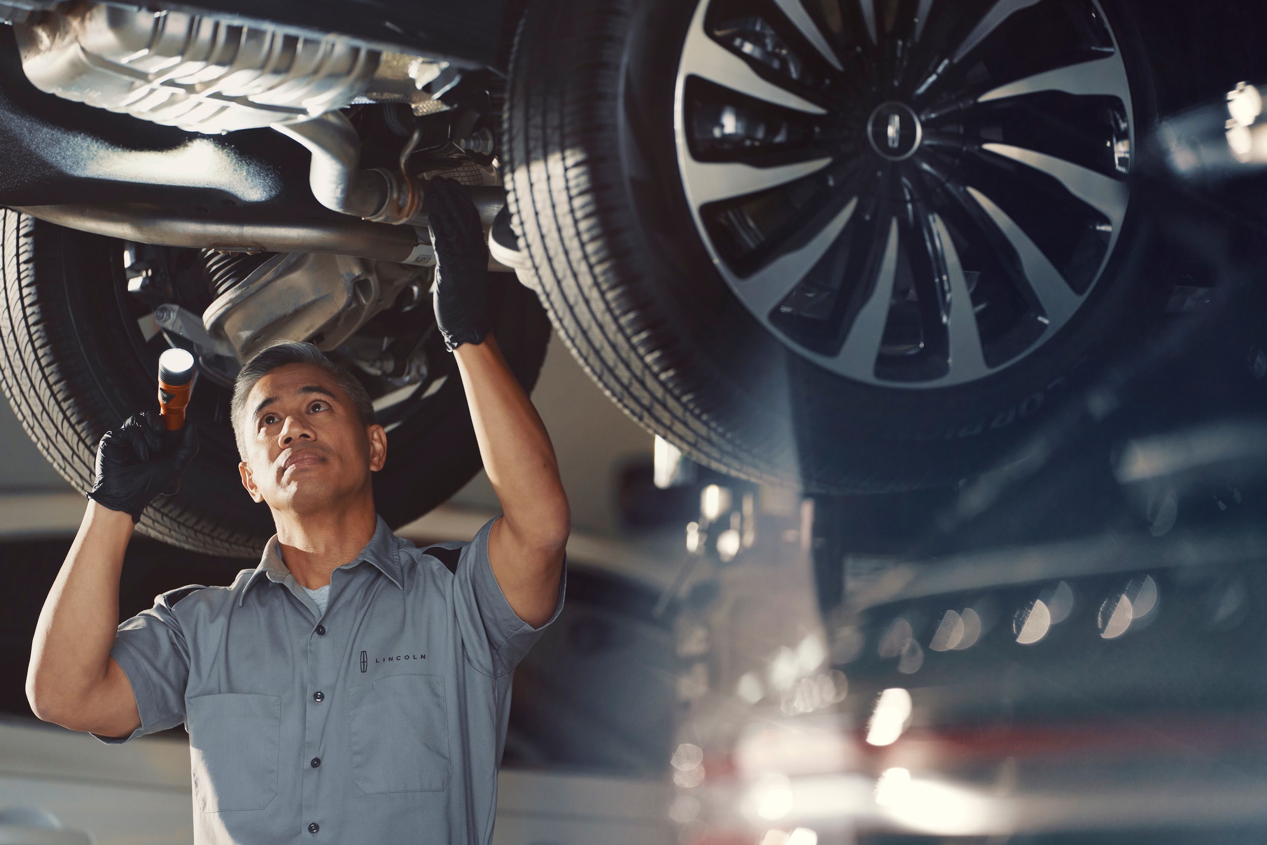 15_ServiceTech_5297_V2 copy.jpg