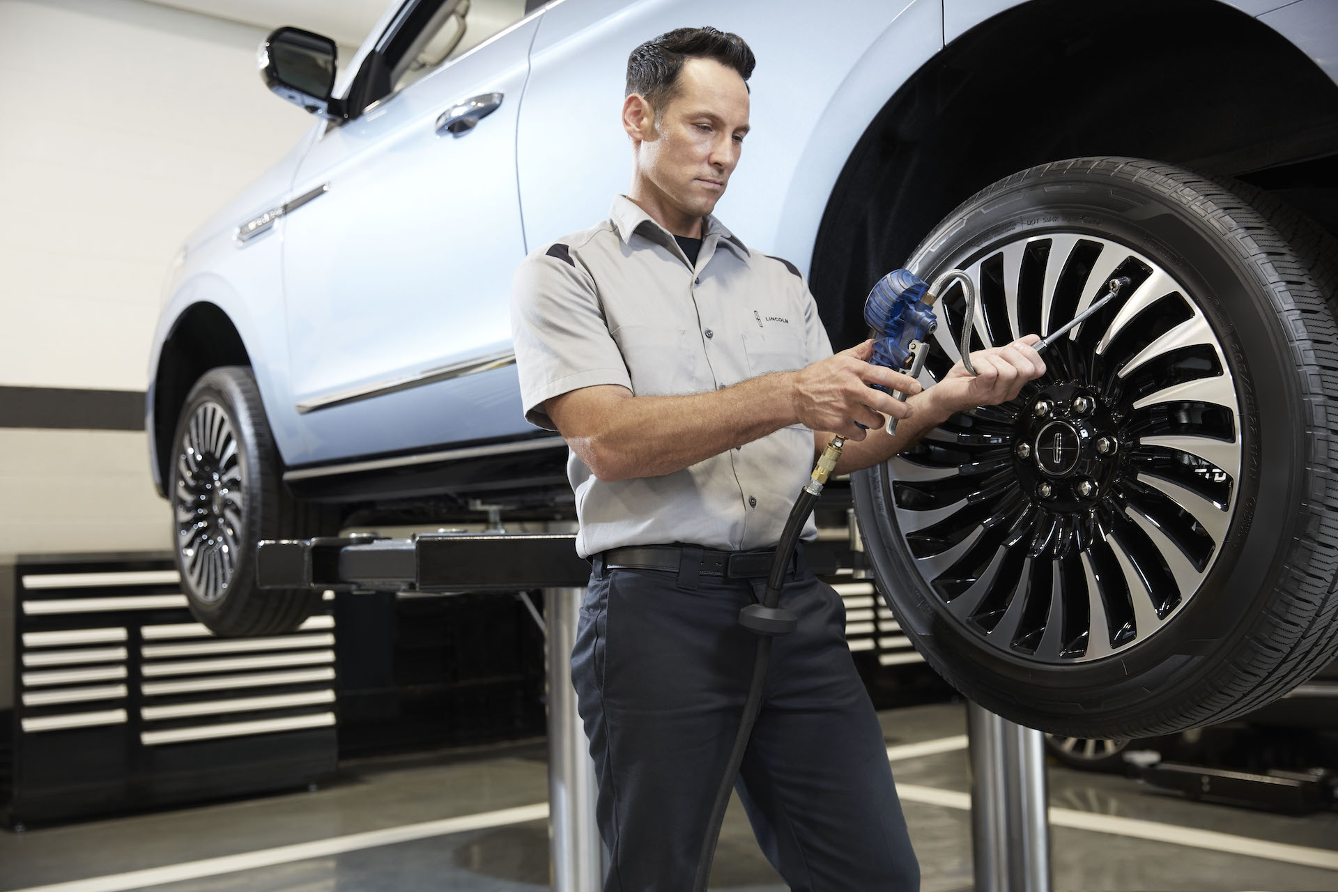 How to check your tires' health at Lincoln of New Bern |Lincoln service technician checking tire pressure