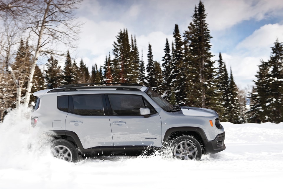 2017-Jeep-Renegade-Latitude-SUV-L03-min.jpeg