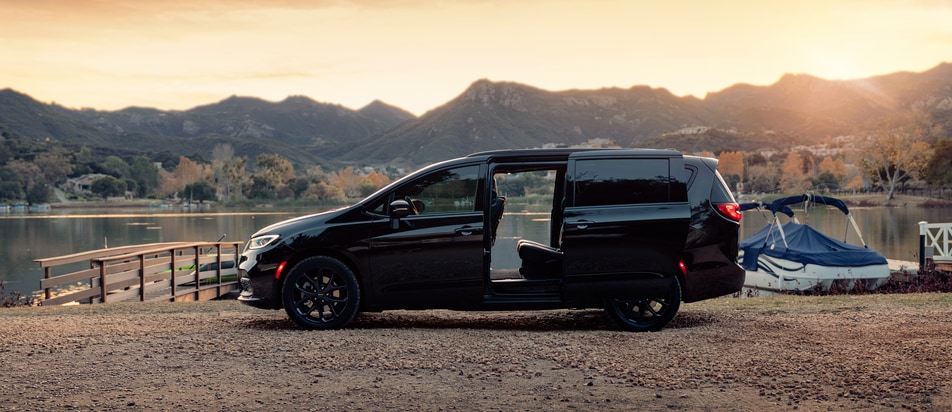 2021-Chrysler-Pacifica-LimitedS-Van-L04 (2).png