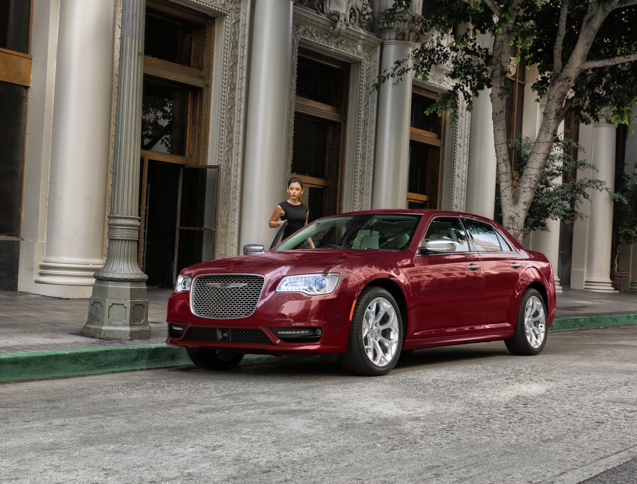 2020-Chrysler-300-C-Sedan-L04 (2).png dark red Chrysler 300 sedan parked next to a city building