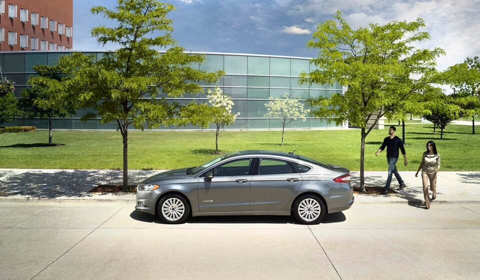 2016-Ford-Fusion-Hybrid-Sedan-L02.jpg