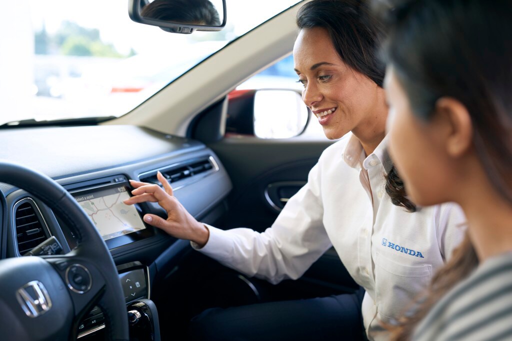 Honda-Service-45.png Honda service representative showing a customer how to activate HondaLink in their new Honda vehicle