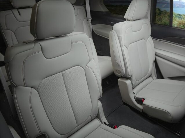 2022 Jeep Grand Cherokee L Interior.PNG white and gray Jeep Grand Cherokee L SUV interior