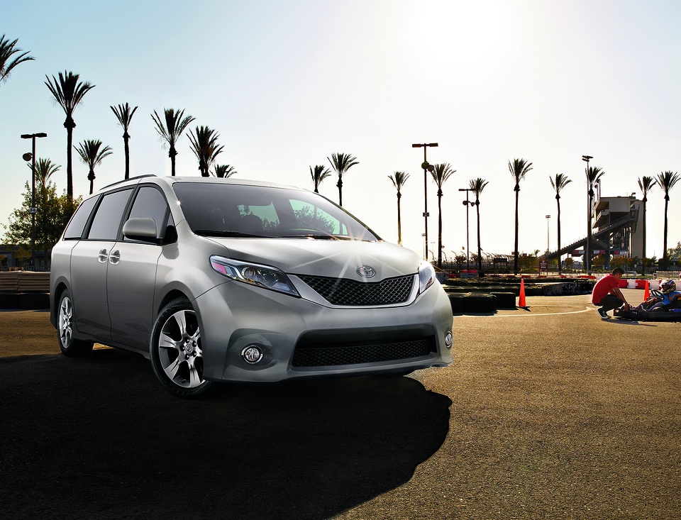 2017-Toyota-Sienna-SE-Premium-Van-L01.png silver Toyota Sienna minivan parked at a go-kart race track