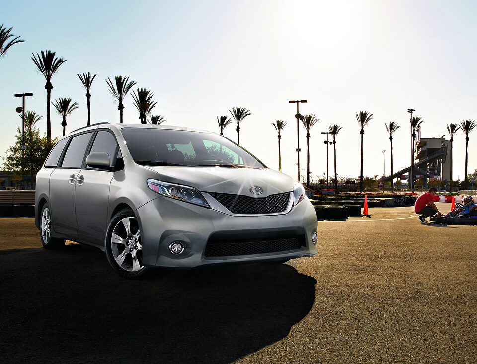 2017-Toyota-Sienna-SE-Premium-Van-L01.png silver Toyota Sienna minivan parked near a go-kart track