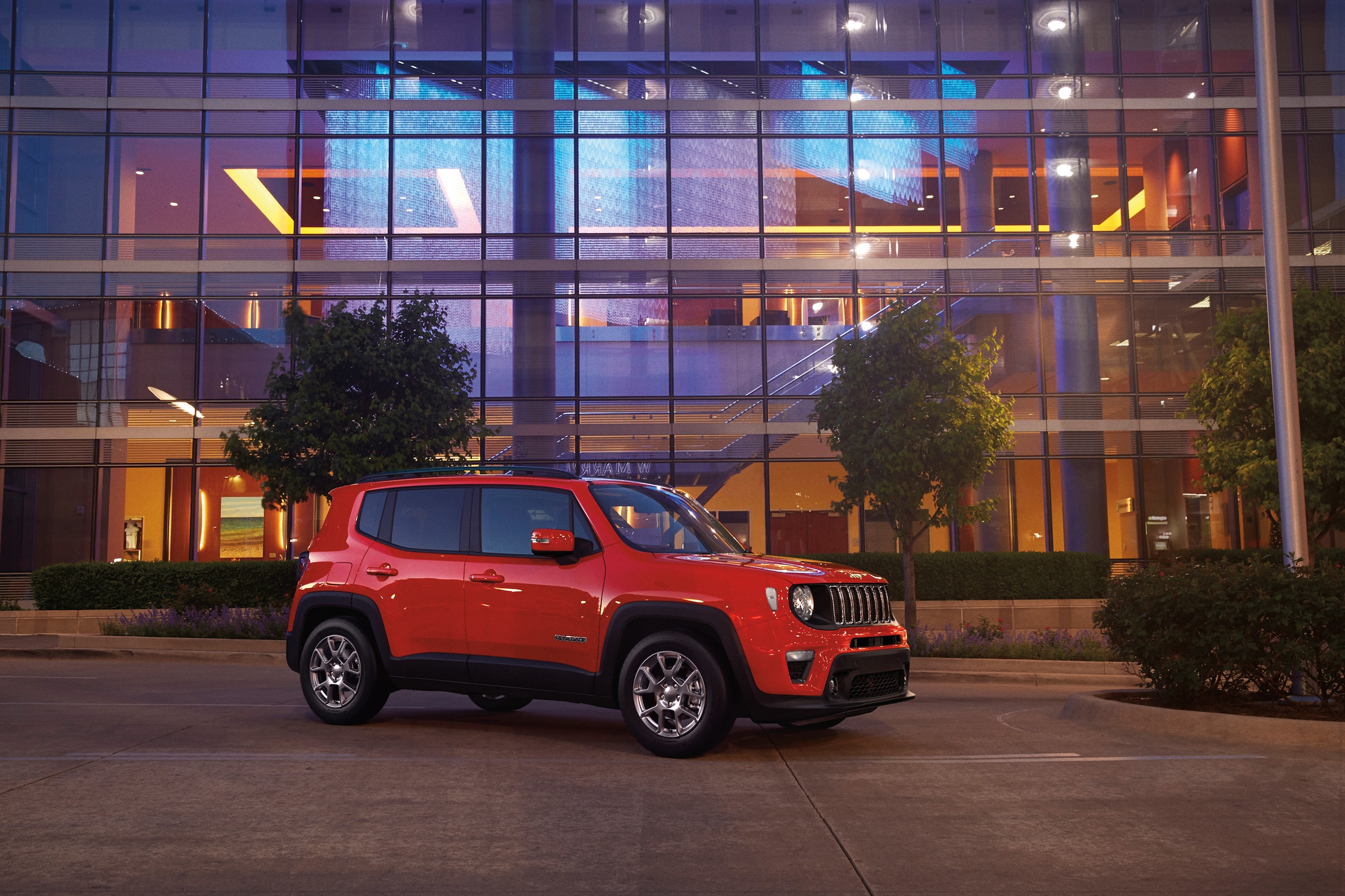 2024-Jeep-Renegade-Latitude-SUV-L01.jpg