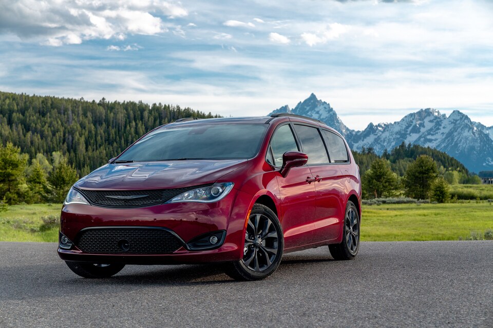 2020-chrysler-pacifica-gallery-exterior-1.jpg.image.1440.jpg