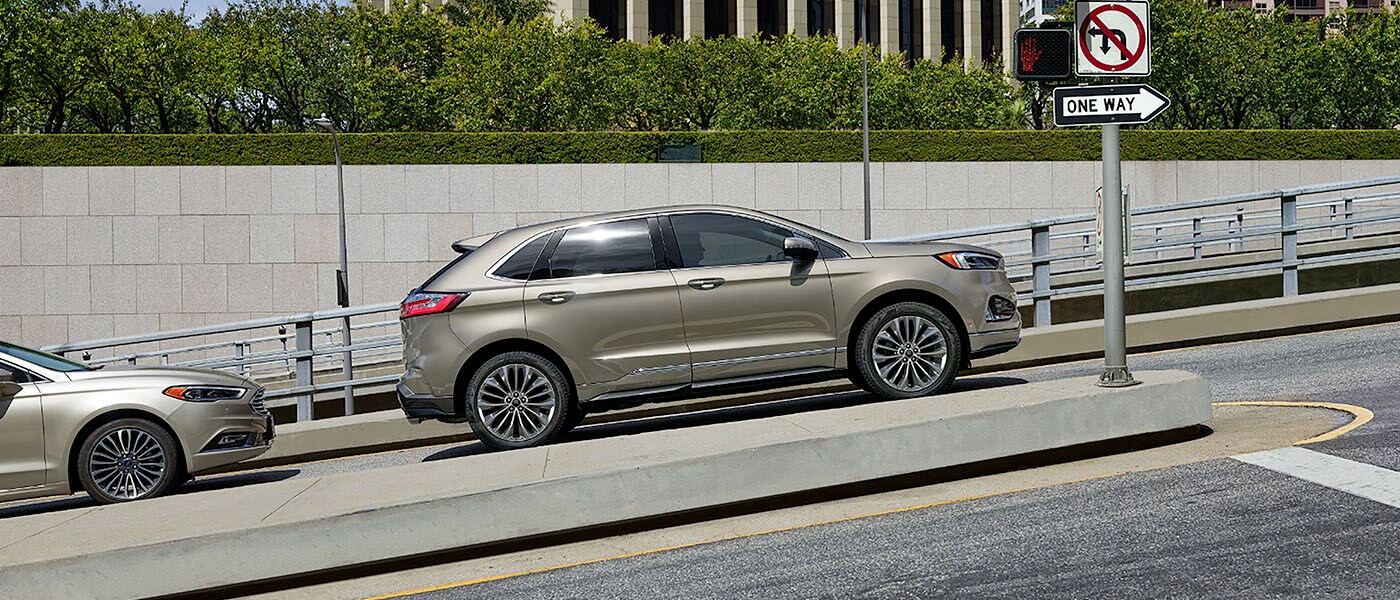 2024 Ford Edge Exterior Parked At A Red Light