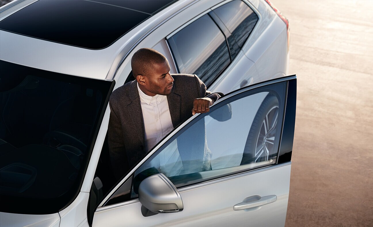 2018 Volvo XC60 door open