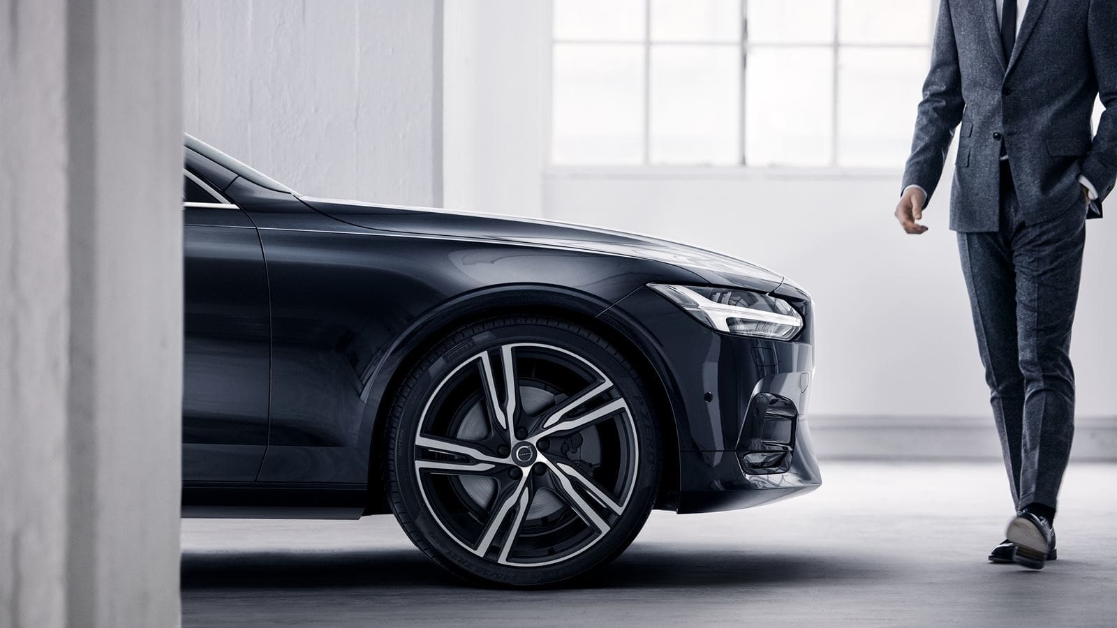 Volvo S90 poking around the corner