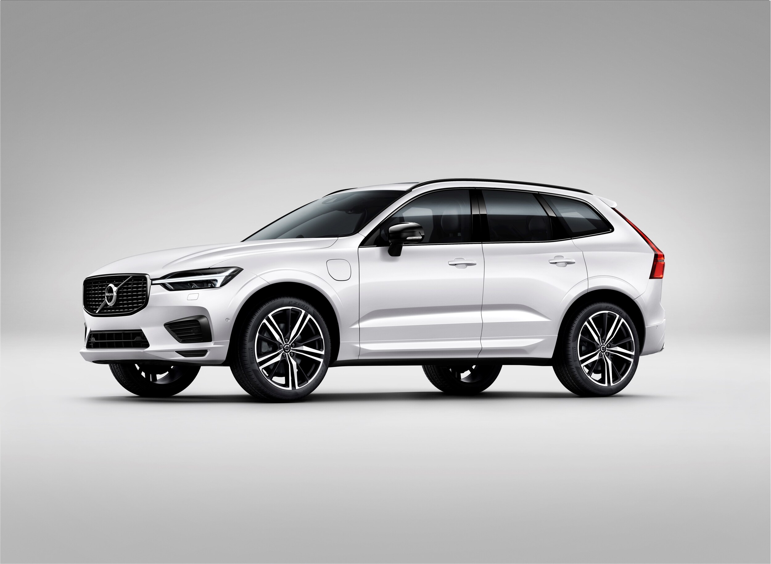 265694_XC60_Recharge_plug-in_hybrid_R-Design_expression_in_Crystal_White_Pearl.jpg