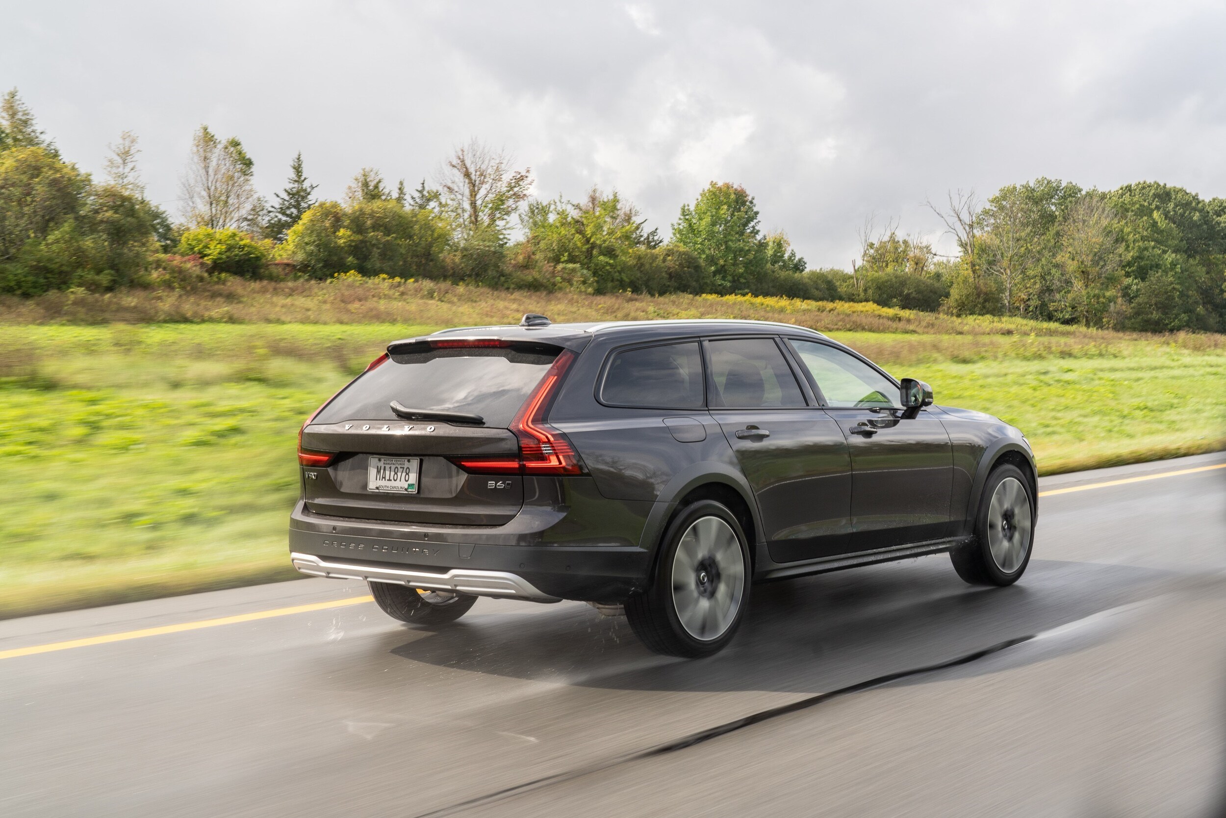 287025_2022_Volvo_V90_Cross_Country.jpg