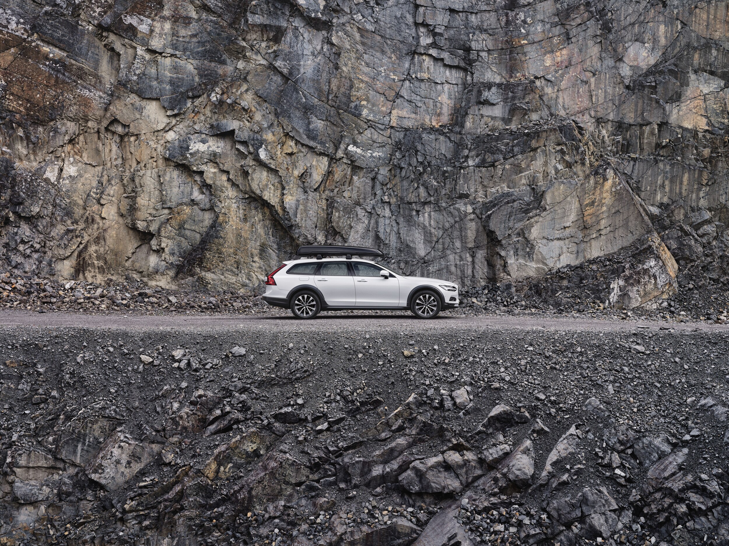 323002_Five_Volvo_Cars_models_named_Car_and_Driver_Editors_Choice_winners_for.jpg