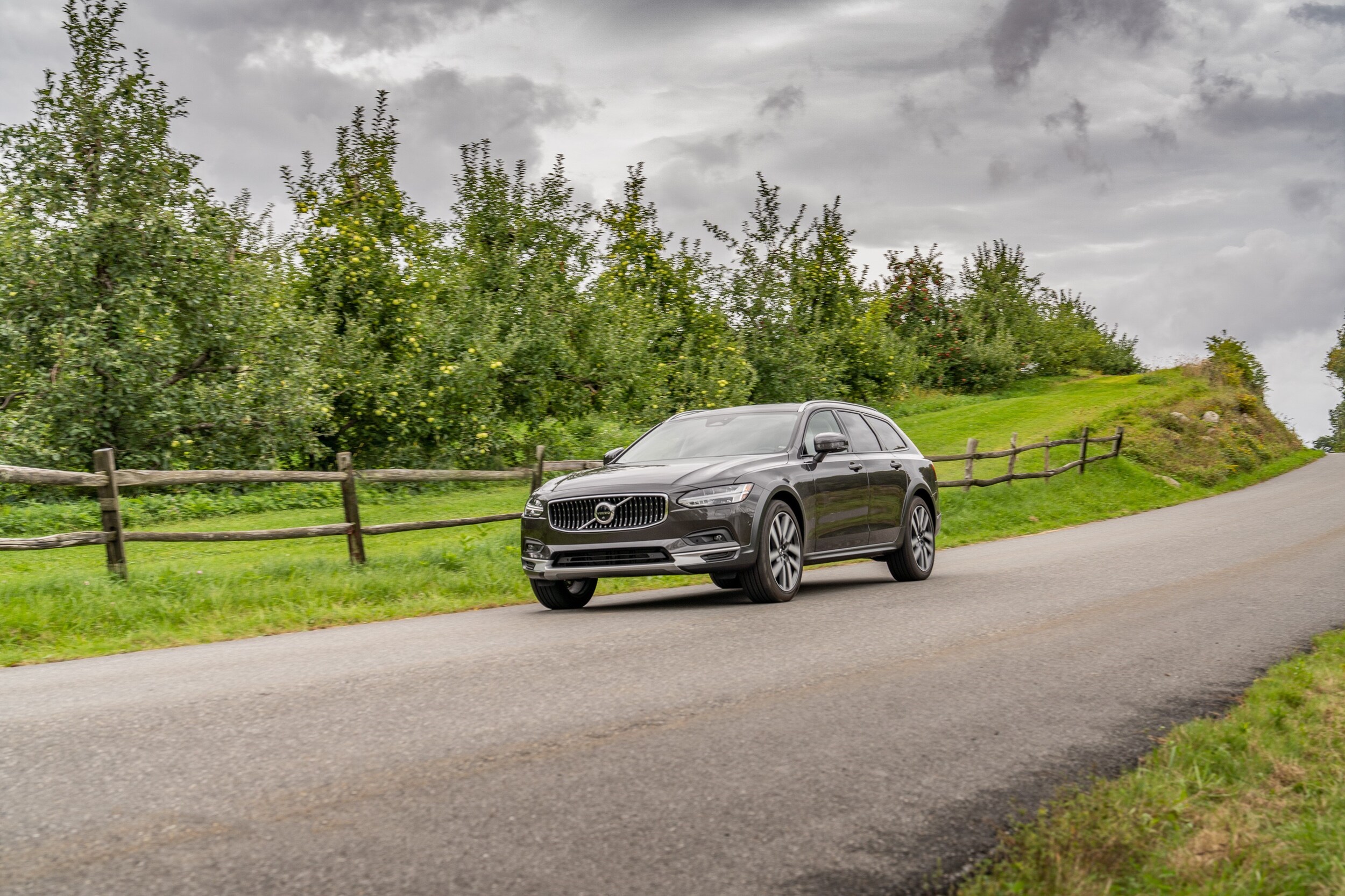 287030_2022_Volvo_V90_Cross_Country.jpg