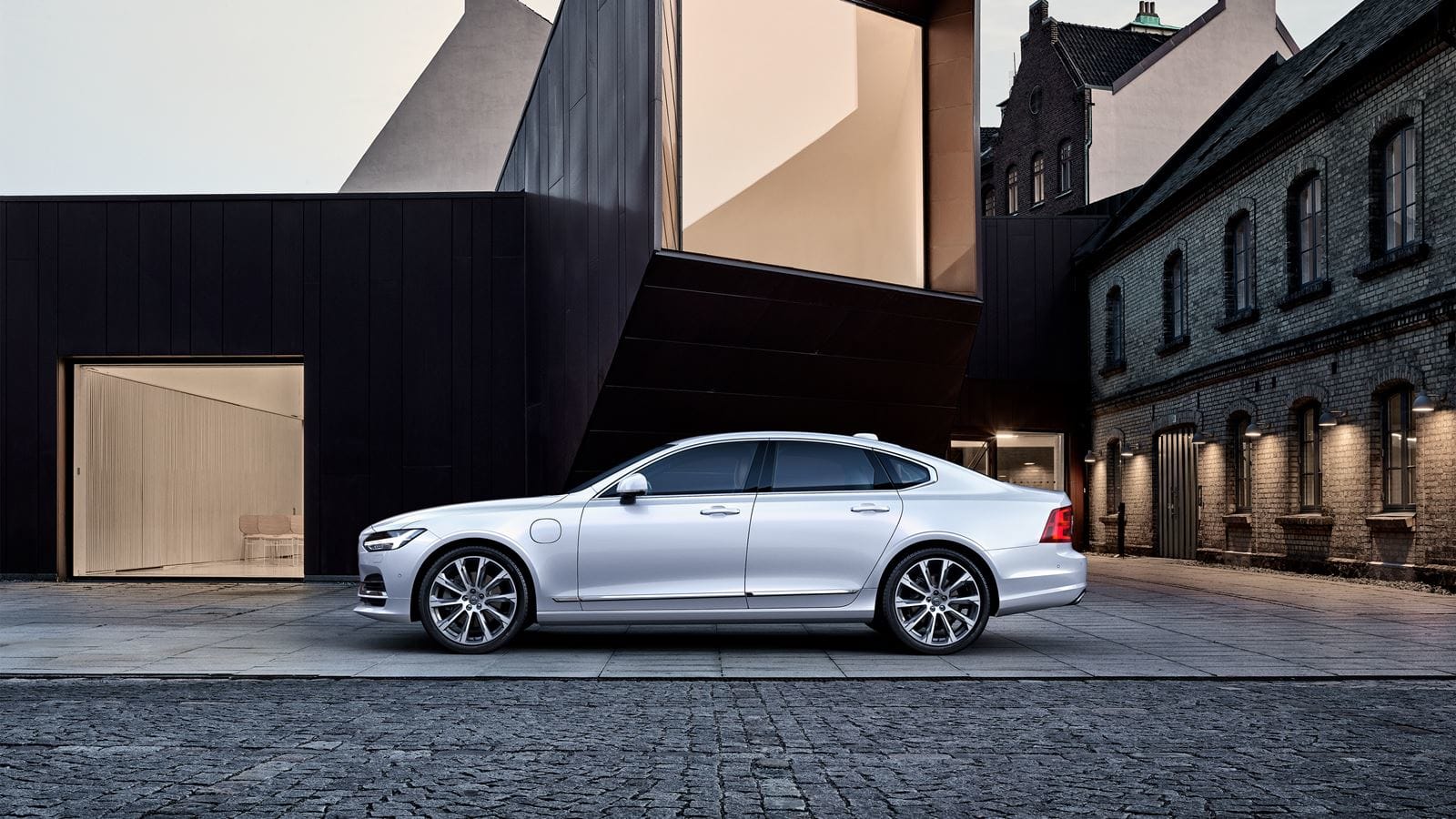 Volvo S90 side view