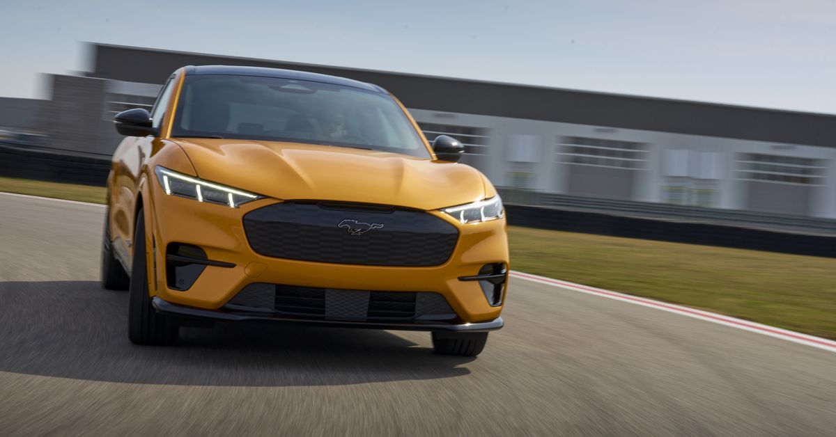 2021_Mustang_Mach_E_GT_02.jpg