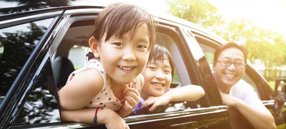 Happy-Family-in-Crossover-SUV_30481543.jpg