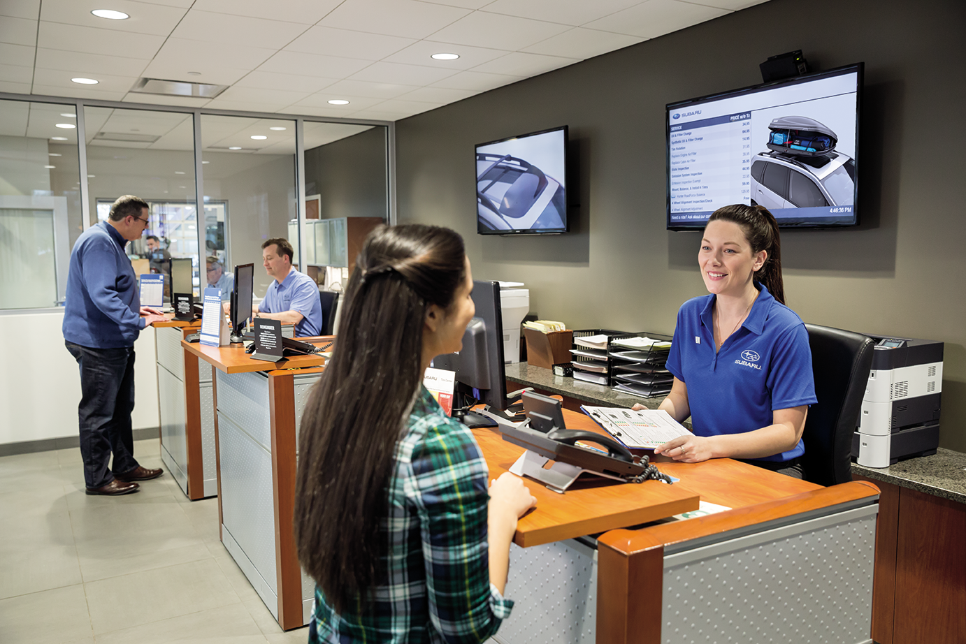 SOA9482318_CustomerandServiceAtSrvcAdvisorsDsk_mj.png