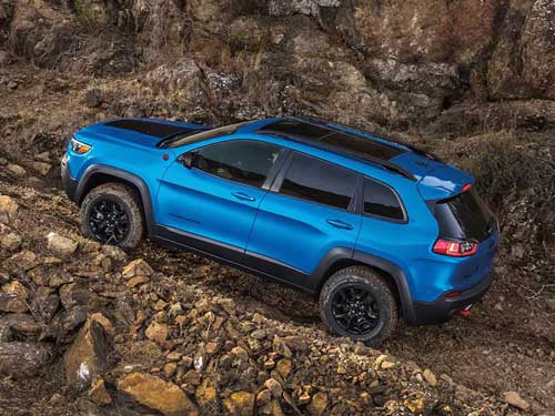 2023 Jeep Cherokee going up a hill