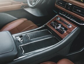 CLUTTER-FREE INTERIOR CRAFTSMANSHIP