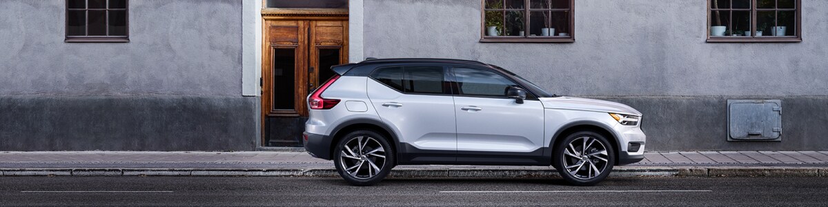 VCC12566-US.jpg New Volvo XC40 parked on a city street