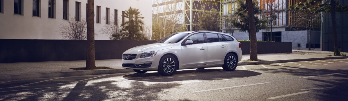 2018-Volvo-V60-T6-Wagon-L01 (1).jpg 2018 Volvo V60 Wagon parked downtown