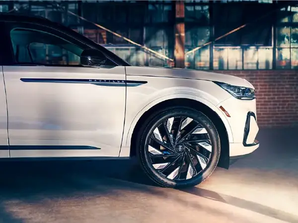 2025 Lincoln Nautilus exterior