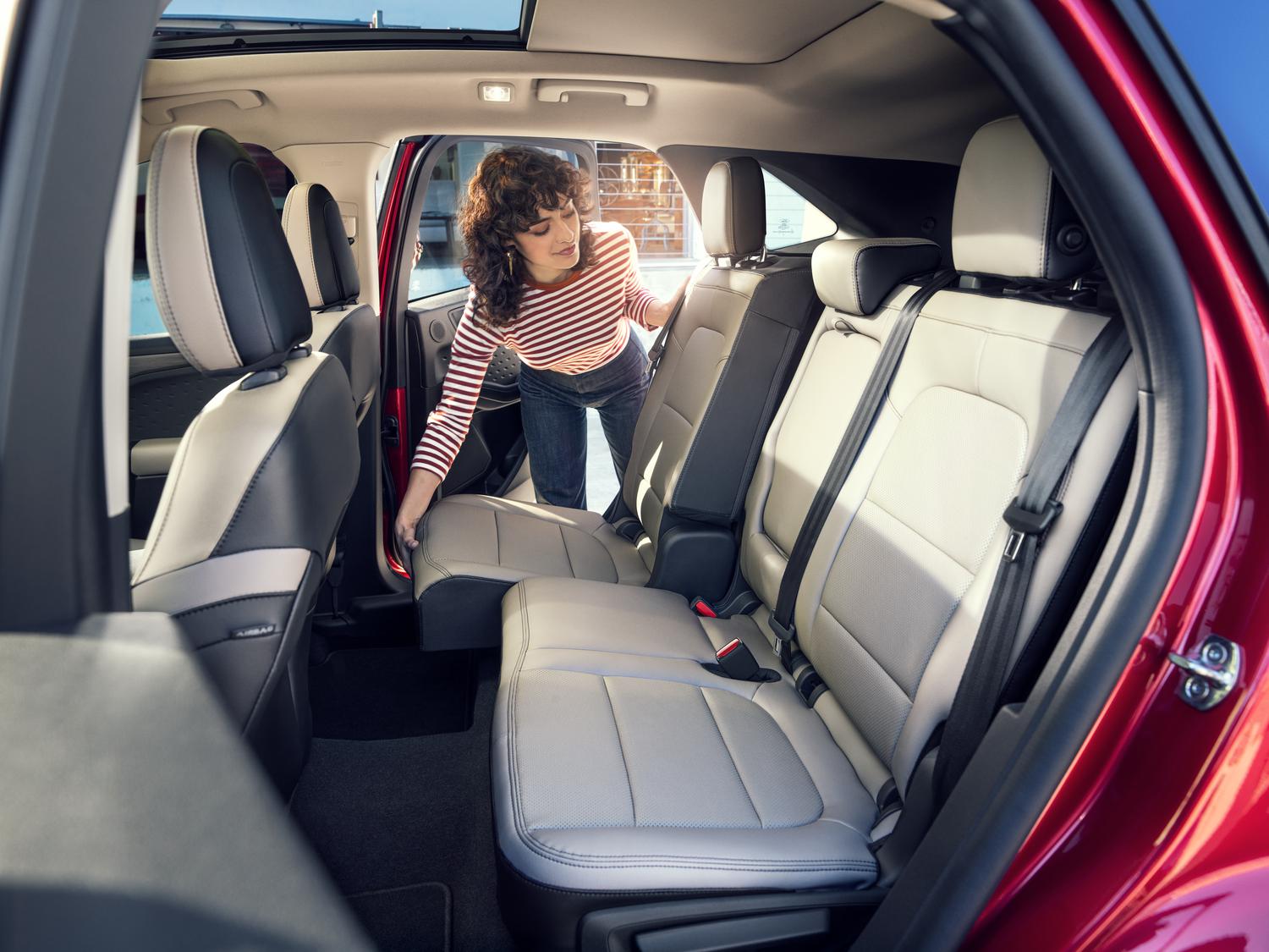 escape moving back seat 20_FRD_ESP_45925.jpg