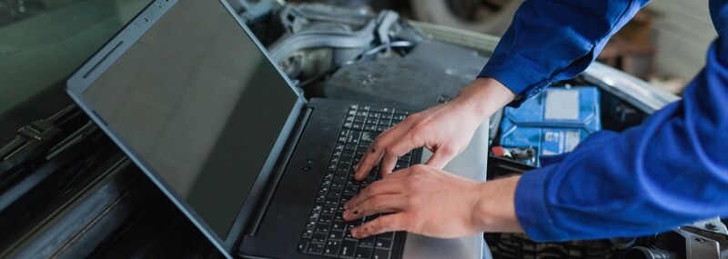 Auto mechanic using laptop_24096043.jpg