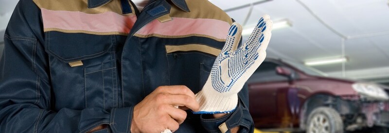 automotive mechanic getting ready_4400674.jpg