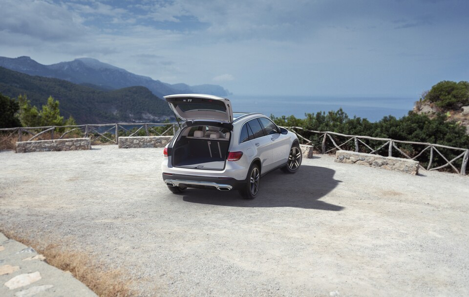 2021-MercedesBenz-GLC-300-SUV-AMGLine-L02.jpeg