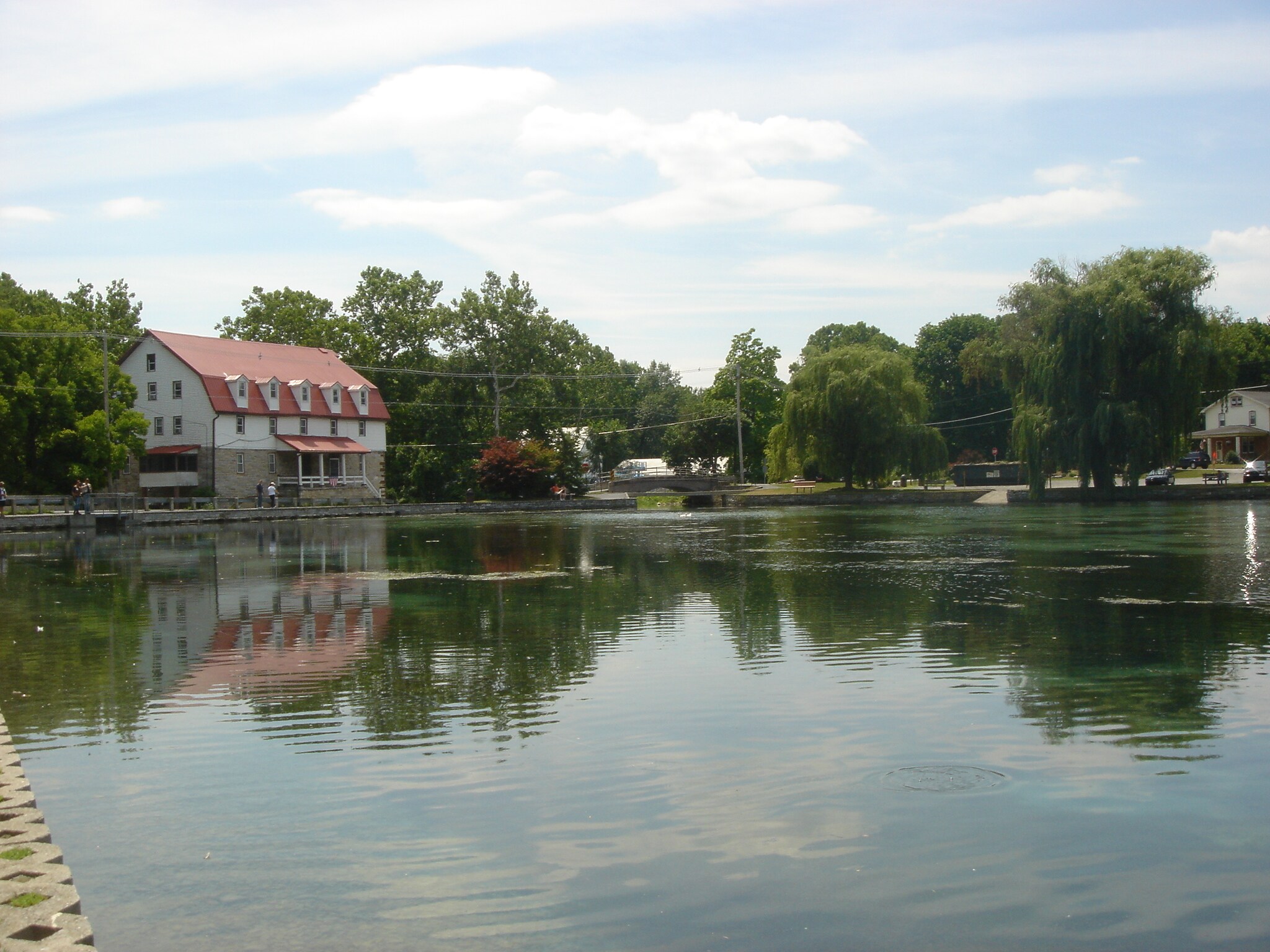 Boiling_springs_lake.JPG